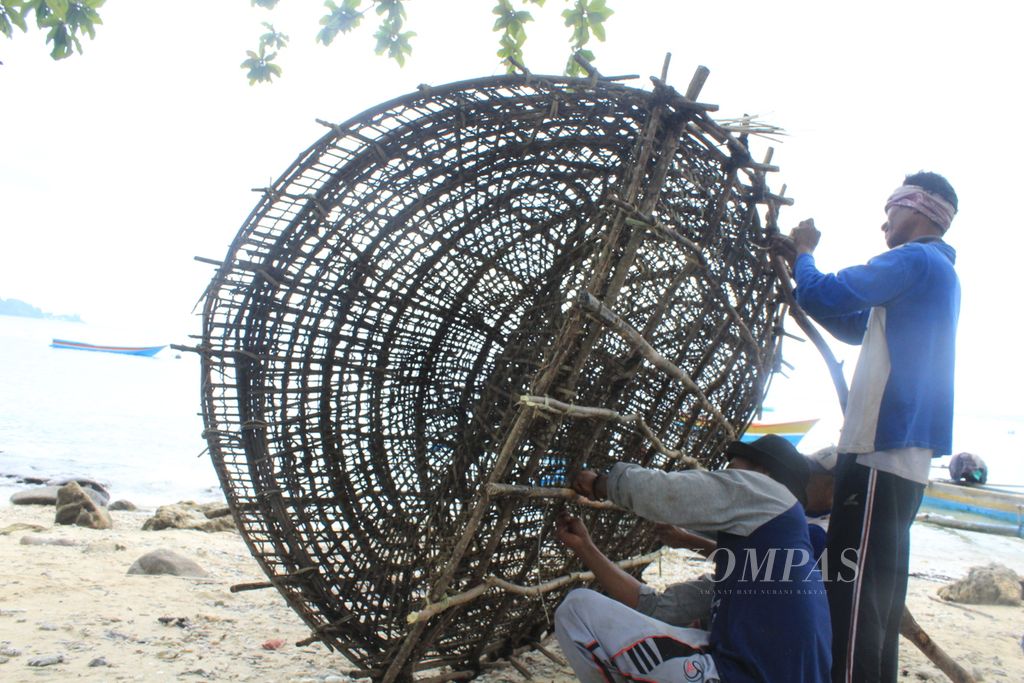 Nelayan memperbaiki bubu, alat tangkap tradisional, di Desa Assilulu, Kecamatan Leihitu, Kabupaten Maluku Tengah, Maluku, Sabtu (2/9/2023).