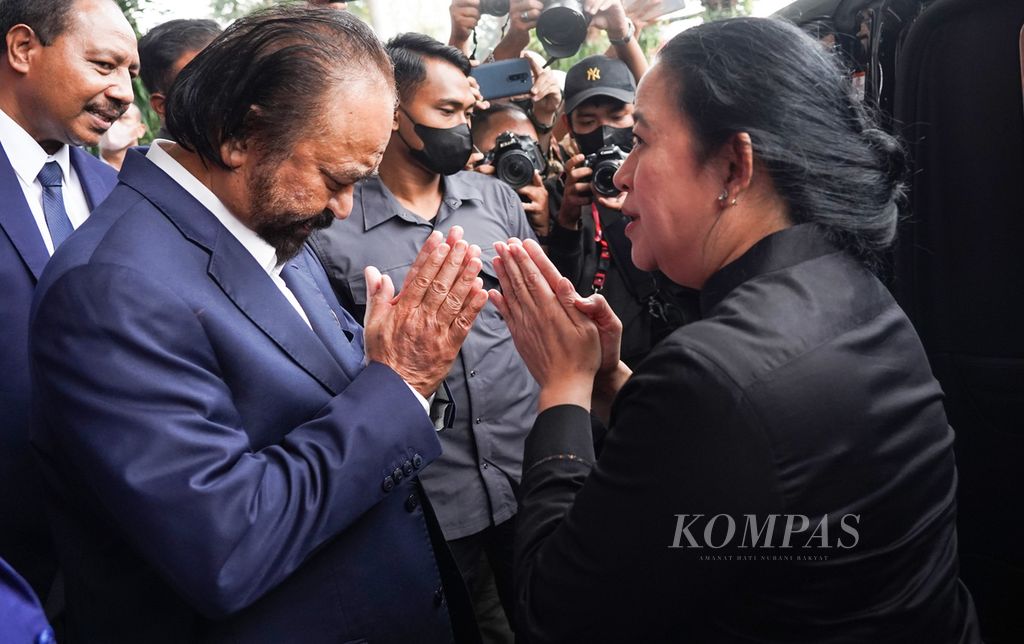 Chairman of the Nasdem Party, Surya Paloh, escorts PDI-P DPP Chairperson Puan Maharani to the vehicle after their meeting at Nasdem Tower, Jakarta, Monday (22/8/2022). The meeting between Puan Maharani and Surya Paloh discussed a number of political agendas ahead of the 2024 General Election.