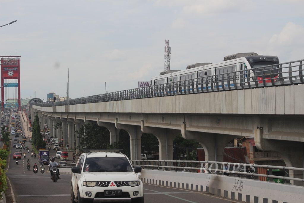 Kereta api ringan (<i>light rail transit</i>/LRT) melintas di tengah kota Palembang, Sumatera Selatan, Kamis (10/11/2022). Setelah empat tahun beroperasi, LRT Palembang masih dihadapkan pada masalah keterisian penumpang yang masih rendah. Beragam upaya dilakukan untuk mengungkit jumlah penumpang. Sepanjang 2022, jumlah penumpang yang menggunakan LRT Palembang sekitar 2,4 juta.