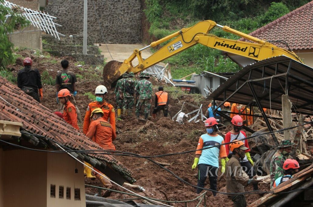 Petugas gabungan mencari korban longsor di Desa Cihanjuang, Kecamatan Cimanggung, Kabupaten Sumedang, Jawa Barat, Minggu (10/1/2021). Hingga Minggu malam, 13 orang ditemukan meninggal akibat longsor yang terjadi pada Sabtu sore dan malam tersebut.
