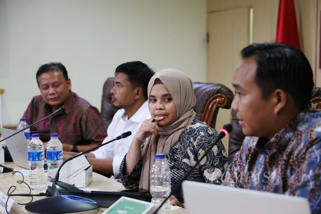 Anggota Bawaslu, Lolly Suhenty (kedua dari kanan), saat menjadi narasumber dalam diskusi publik terkait potensi kerawanan tahapan pendaftaran, verifikasi, dan penetapan partai politik peserta pemilu di kantor Bawaslu, Jakarta, Selasa (19/7/2022). 