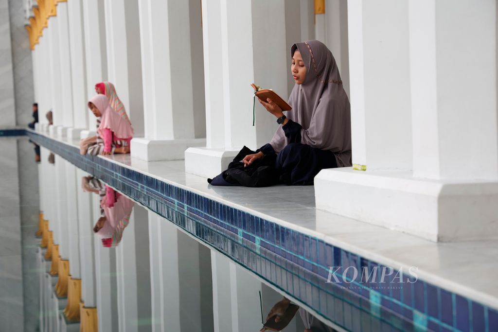 Warga mengisi ibadah puasa mereka dengan kegiatan rohani di Masjid Raya Sheikh Zayed di Kota Surakarta, Jawa Tengah, Kamis (23/3/2023). Selama sebulan penuh masjid tersebut menyediakan menu berbuka puasa bersama. 