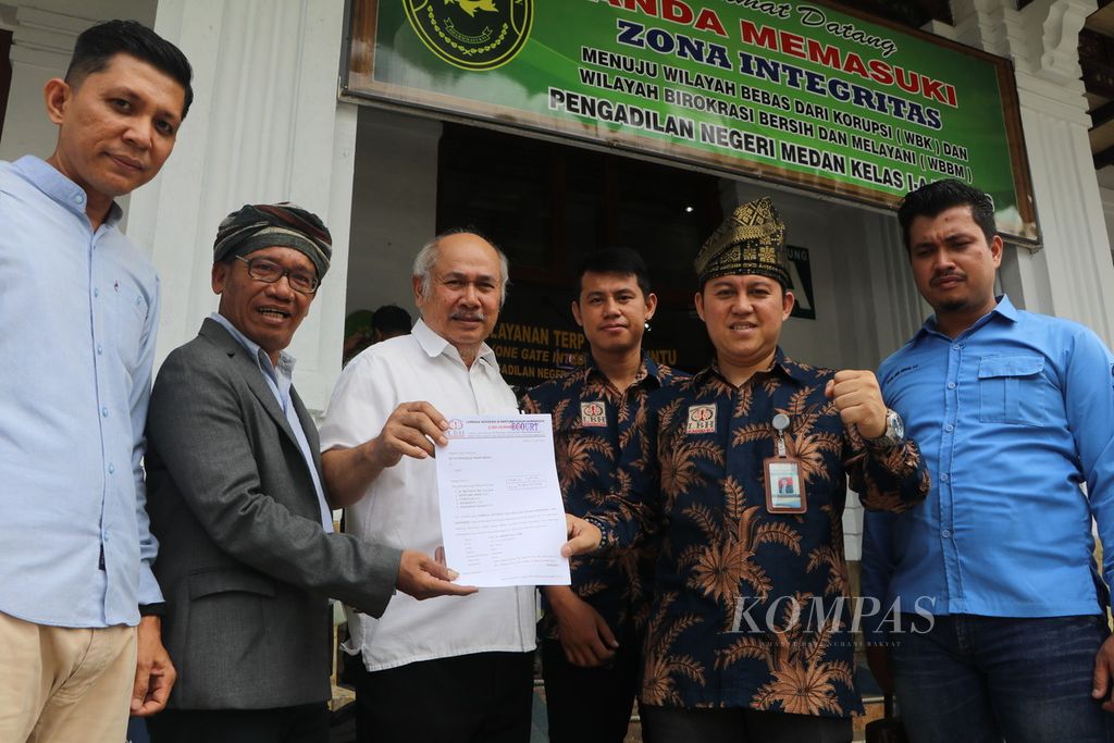 Tujuh warga negara dengan diwakili kuasa hukum mengajukan gugatan warga negara (<i>citizen lawsuite</i>) terhadap Wali Kota Medan di Pengadilan Negeri Medan, Medan, Sumut, Senin (3/7/2023). 