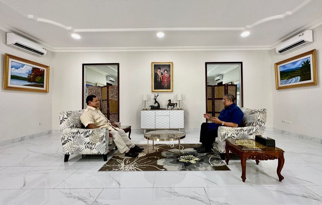 Ketua Umum Partai Gerindra Prabowo Subianto menemui Presiden Ke-6 RI yang juga Ketua Majelis Tinggi Partai Demokrat Susilo Bambang Yudhoyono di Museum dan Galery SBY-Ani di Pacitan, Jawa Timur, Sabtu (20/5/2023).