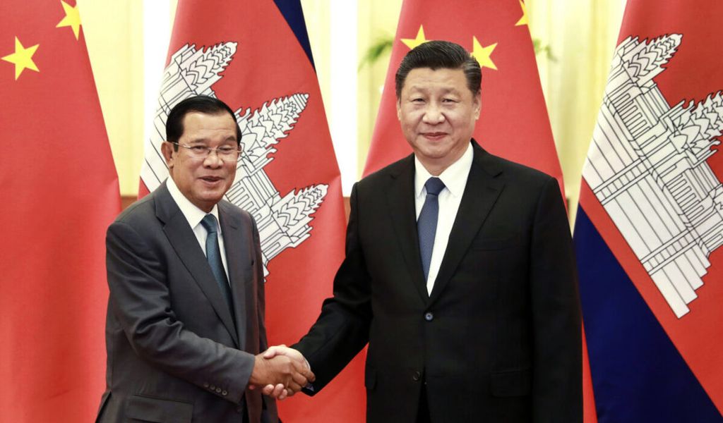 Dalam foto yang dirilis oleh Kantor Berita Xinhua, Presiden China Xi Jinping (kanan) berjabat tangan dengan Perdana Menteri Kamboja Hun Sen di Beijing, Rabu, 5 Februari 2020. 