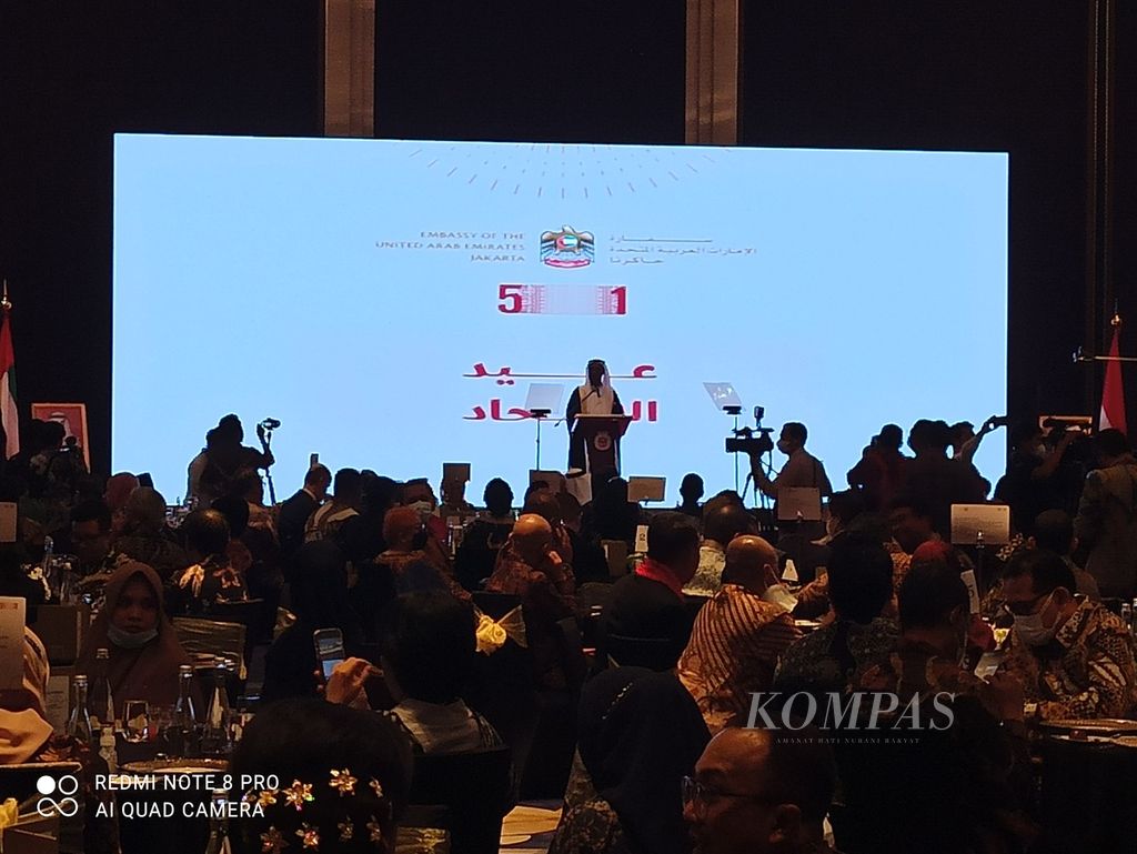 Duta Besar Uni Emirat Arab (UEA) untuk Indonesia dan ASEAN Abdulla Salem Obaid al-Dhaheri (berdiri di podium) menyampaikan pidato pada perayaan Hari Persatuan UEA ke-51 di Jakarta, Senin (5/12/2022) malam. 