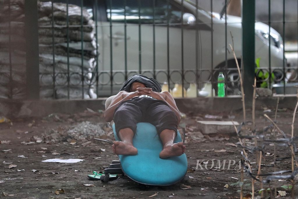 Seorang warga terlelap di lahan kosong, di bawah jembatan kereta, di kawasan Cikini, Jakarta Pusat, Kamis (20/52021). Berdasarkan data Badan Pusat Statistik, jumlah pengangguran pada Februari 2021 adalah 6,93 juta orang, menurun dari posisi Agustus 2020 yang sebanyak 9,77 juta orang.