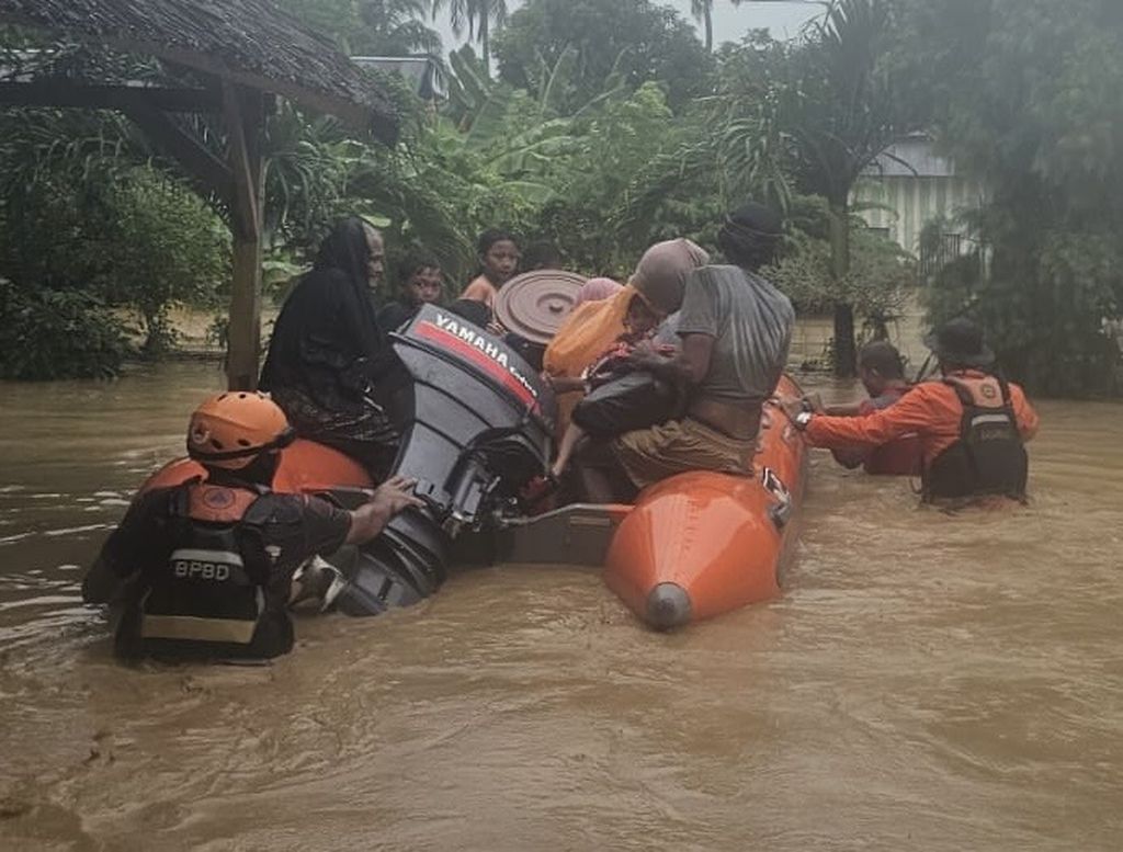 Petugas SAR mengevakuasi warga di lokasi banjir di Kabupaten Luwu, Sulawesi Selatan, Jumat (3/5/2024). Sepanjang Jumat, sejumlah wilayah di Sulsel diterjang banjir dan longsor.