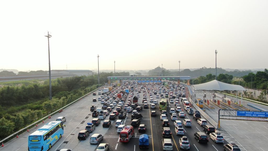 Homecomers are stuck in a traffic jam at the Cikampek Utama Toll Gate, Karawang, West Java, Wednesday (19/4/2023) morning. There were 242,142 vehicles leaving Jabodetabek on D-5 Idul Fitri  2023, consisting of 123,863 vehicles traveling on toll roads and 72,248 vehicles traveling on arterial roads.