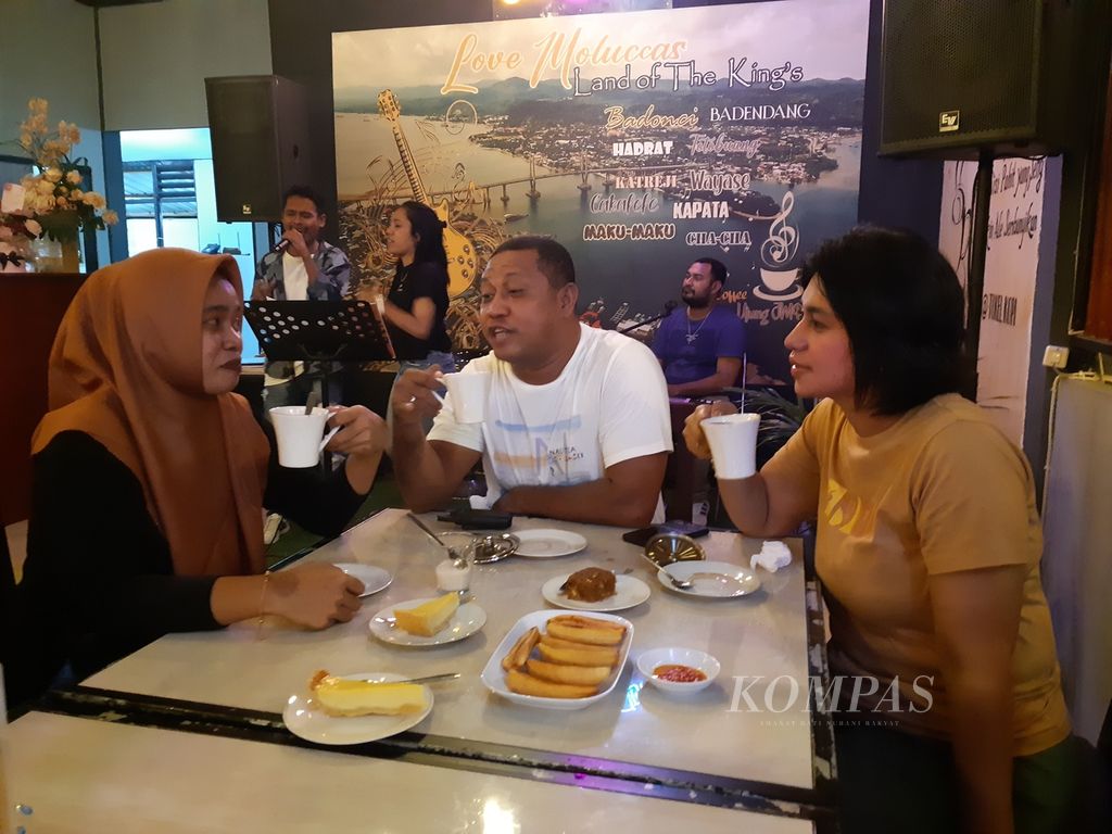 Suasana <i>ngopi </i>di rumah kopi Kafe Ujung Jembatan Merah Putih di Kota Ambon, Maluku, pada Sabtu (17/6/2023). Saat berkumpul bersama sahabat atau teman, biasanya ada cerita-cerita yang dibagikan. Terkadang hal-hal itu dirasa melampaui batasan seseorang.