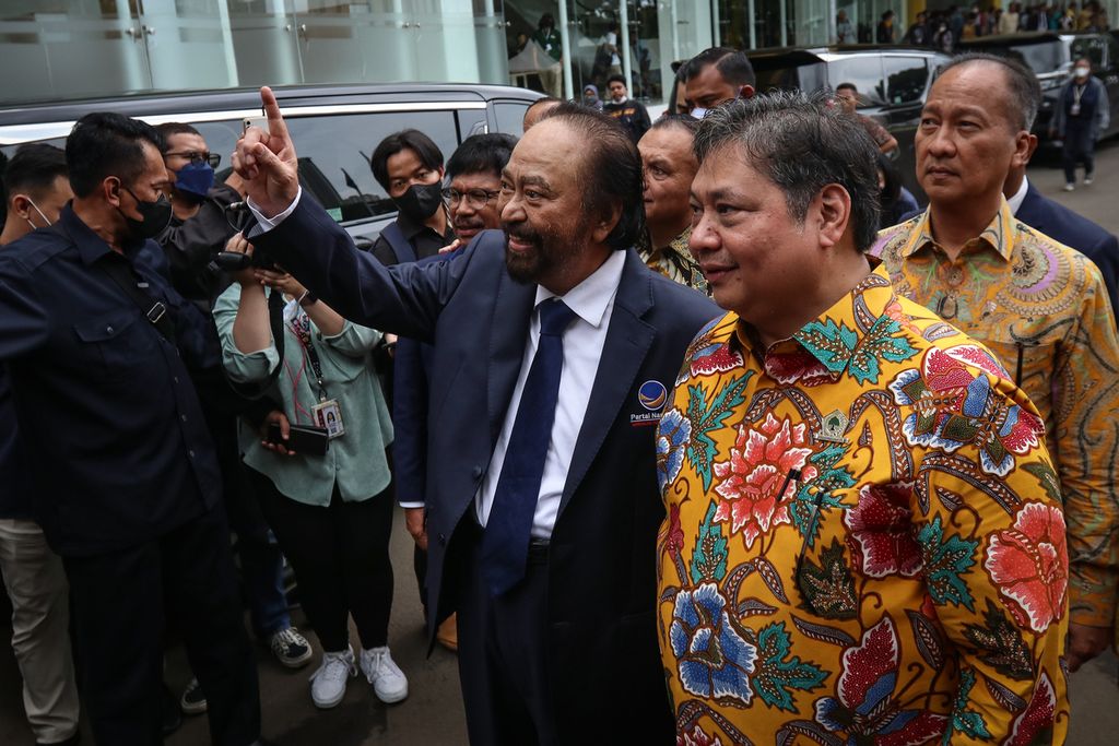 Ketua Umum Partai Golkar Airlangga Hartarto (kanan) berjalan bersama Ketua Umum Partai Nasdem Surya Paloh (kiri) di Kantor DPP Partai Golkar, Jakarta, Rabu (1/2/2023).