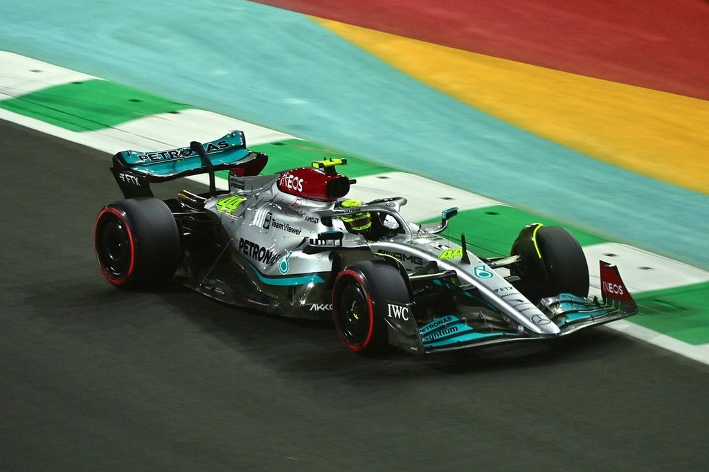 Pebalap tim Mercedes, Lewis Hamilton, memacu mobilnya pada sesi kualifikasi F1 seri Arab Saudi, Sabtu (26/3/2022), di Sirkuit Jeddah Corniche, Jeddah.
