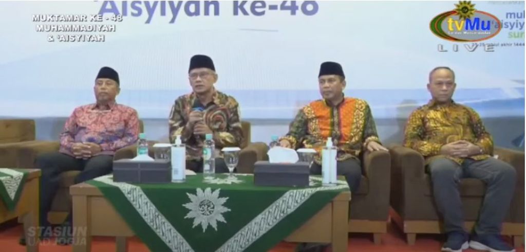 Ketua Umum PP Muhammadiyah Haedar Nashir (dua dari kiri) saat memberikan keterangan pers mengenai penyelenggaraan Muktamar Ke-48 Muhammadiyah di Yogyakarta, Rabu (16/11/2022).
