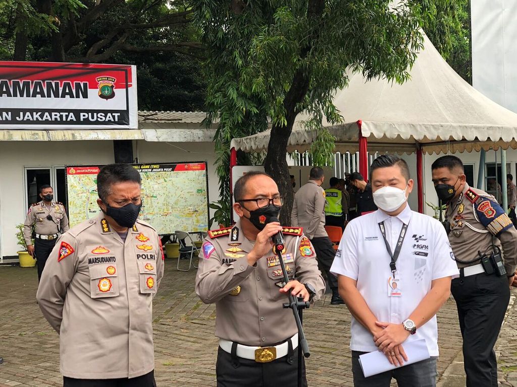 Direktur Lalu Lintas Polda Metro Jaya Komisaris Besar Sambodo Purnomo Yogo (tengah) menyampaikan konferensi pers di Monas, Selasa (15/3/2022), terkait penyelenggaraan parade peserta MotoGP di Jakarta pada Rabu, 16 Maret 2022.