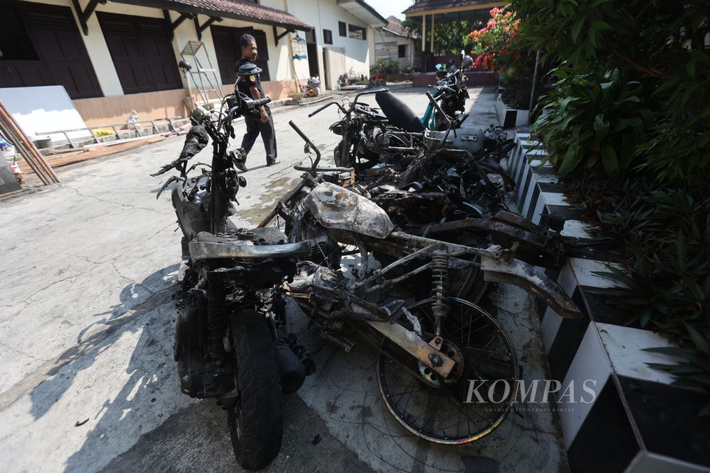 Kendaraan yang dibakar saat bentrokan antarkelompok massa diletakkan di kantor Polsek Muntilan, Muntilan, Kabupaten Magelang, Jawa Tengah, Senin (16/10/2023). 