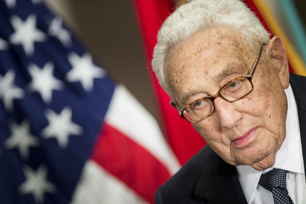Mantan Menteri Luar Negeri Amerika Serikat Henry Kissinger mendengarkan saat diperkenalkan dalam upacara menghormati karier diplomatiknya di Pentagon, Washington DC, AS, 9 Mei 2016. Kissinger meninggal pada Rabu (29/11/2023).