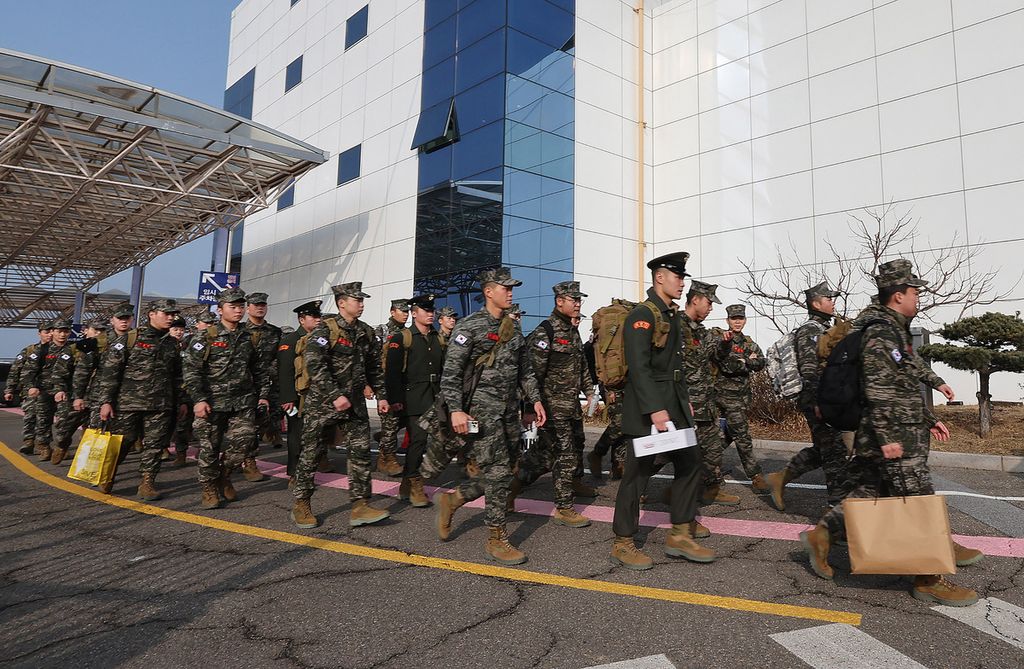 Pasukan marinir Korea Selatan meninggalkan Terminal Penumpang Perairan Incheon di Incheon, 5 Januari 2024, setelah feri penumpang ke Pulau Baengnyeong dibatalkan akibat penembakan artileri oleh Korea Utara di dekat dua pulau perbatasan dengan Korea Selatan. 