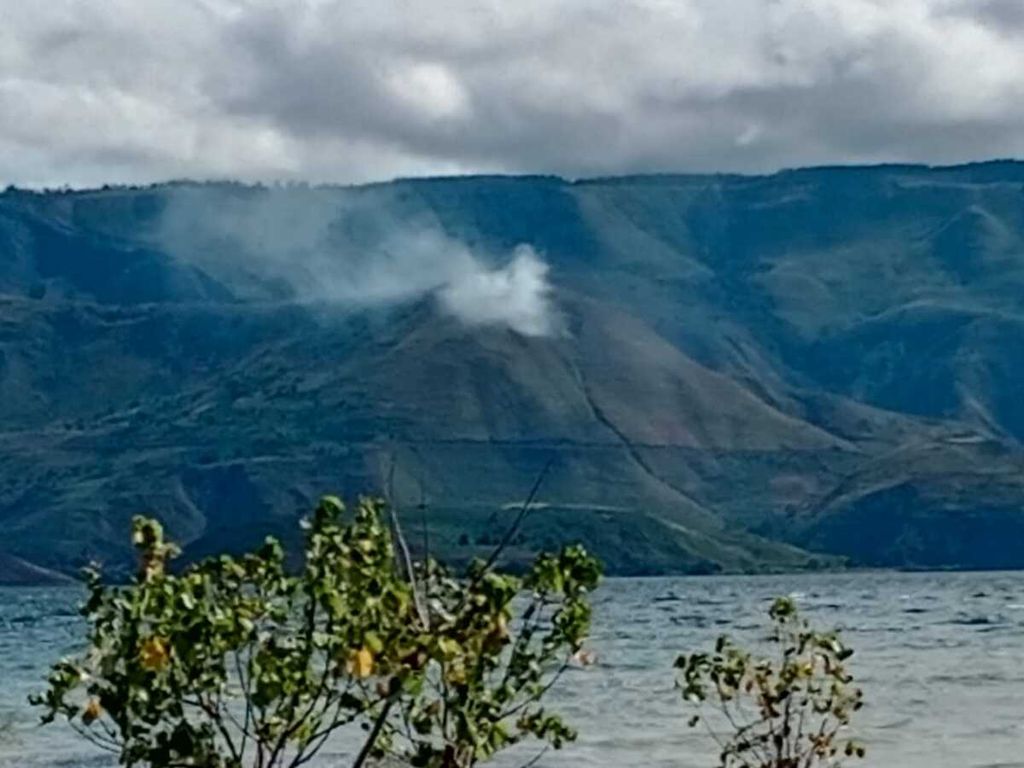 Kebakaran tampak di perbukitan Danau Toba di Desa Bonan Dolok, Kecamatan Sianjur Mulamula, Kabupaten Samosir, Sumatera Utara, Jumat (3/6/2022).