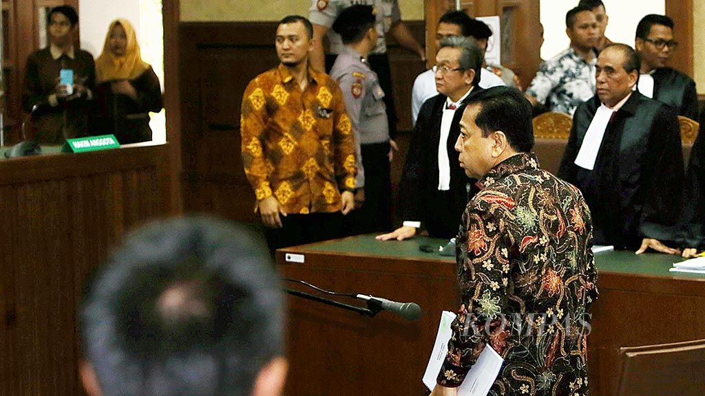 Terdakwa kasus dugaan korupsi KTP elektronik, Setya Novanto, seusai mengikuti sidang di Pengadilan Tindak Pidana Korupsi Jakarta, Rabu (20/12). Dalam sidang dengan agenda pembacaan eksepsi itu, penasihat hukum meminta  hakim membatalkan dakwaan dan membebaskan Novanto.
