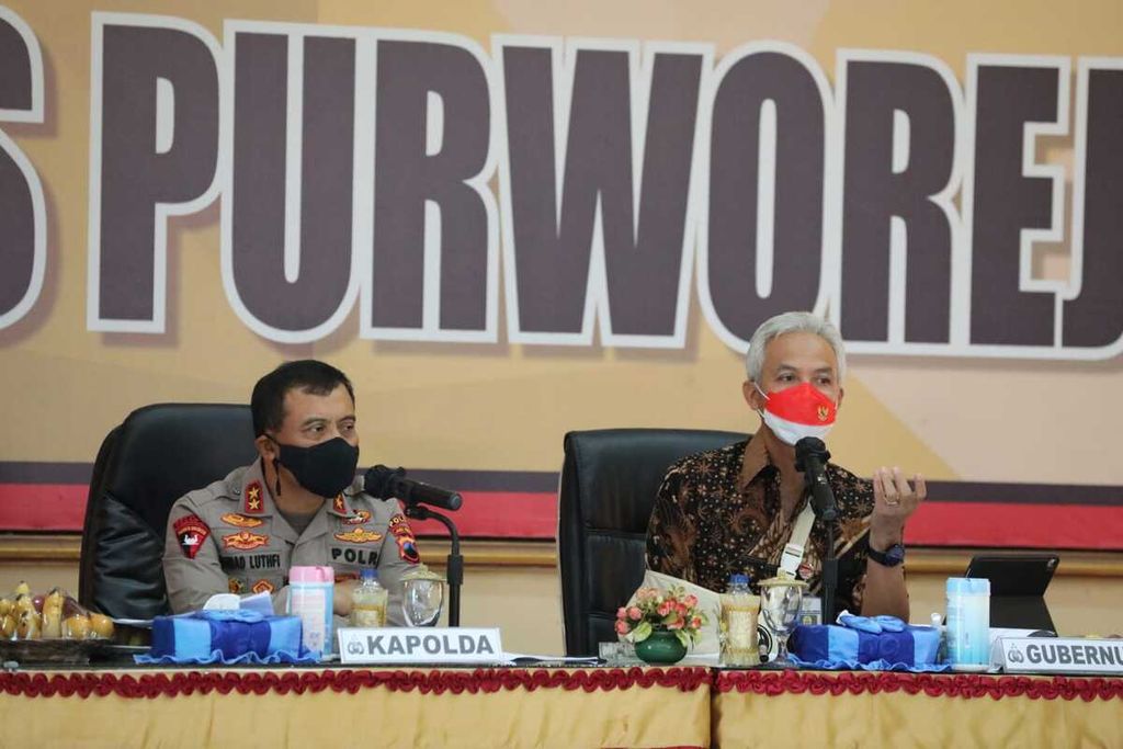 Gubernur Jateng Ganjar Pranowo (kanan) dan Kapolda Jateng Inspektur Jendral Ahmad Luthfi memberikan keterangannya di Purworejo, Jateng, Rabu (9/2/2022).