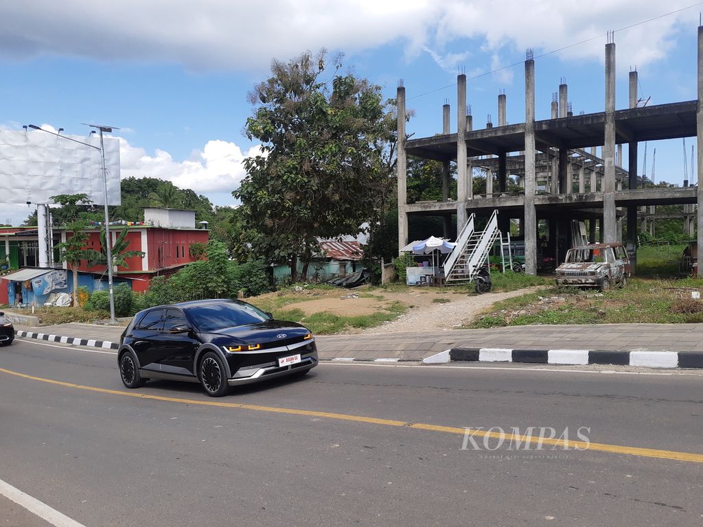 Mobil listrik melintasi jalanan di Labuan Bajo, Kabupaten Manggarai Barat, Nusa Tenggara Timur, pada Jumat (5/5/2023). Mobil itu akan dipakai oleh kepala negara dan delegasi yang menghadiri KTT ASEAN di Labuan Bajo pada 9-11 Mei mendatang.
