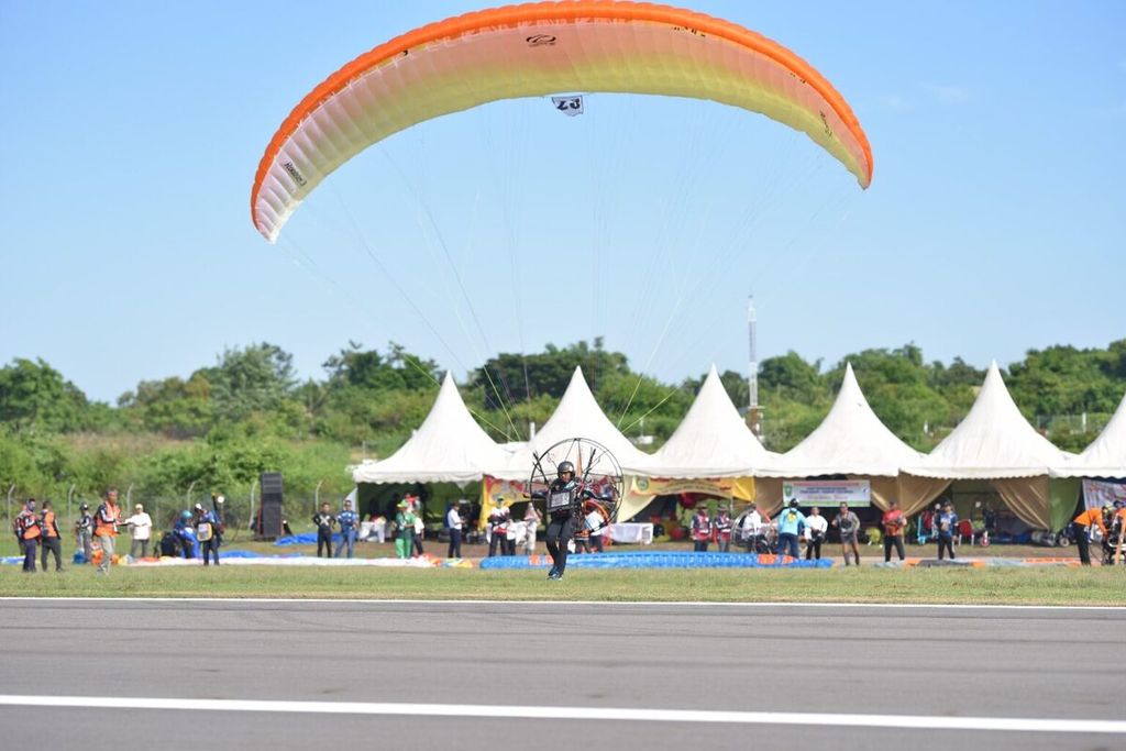 Atlet paramotor saat berlomba di PON Aceh-Sumut 2024 di Bandara Malikussaleh, Aceh Utara, Kamis (29/8/2024).