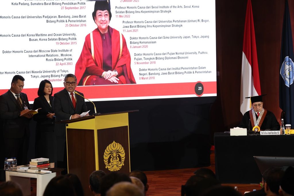 Sekretaris Jenderal PDI-P Hasto Kristiyanto mempresentasikan disertasinya dalam sidang ujian terbuka Program Studi Kajian Strategis dan Global di Universitas Indonesia, Depok, Jumat (18/10/2024). 