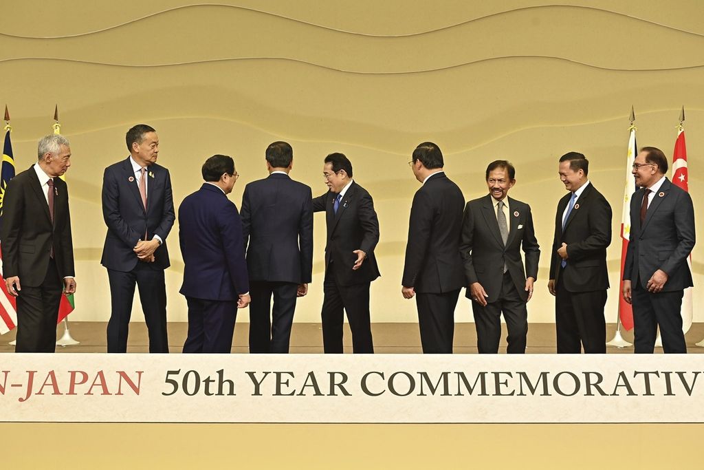 Para pemimpin ASEAN dan Perdana Menteri Jepang Fumio Kishida (tengah) bersiap untuk mengikuti foto bersama menjelang sidang KTT 50 Tahun Hubungan ASEAN-Jepang di Tokyo, Jepang, Minggu (17/12/2023). 