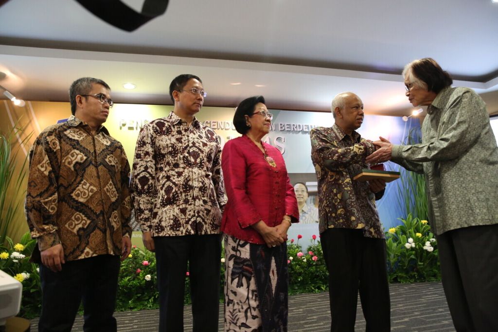 Pemimpin Umum Harian <i>Kompas</i> Jakob Oetama (kanan) bersalaman dengan para penerima penghargaan Cendekiawan Berdedikasi 2015 (dari kiri ke kanan) Yudi Latif, A Prasetyantoko, Sri Moertiningsih Adioetomo, dan Azyumardi Azra di Jakarta, Kamis (25/6). Penghargaan Cendekiawan Berdedikasi diberikan setiap tahun sekali sebagai rangkaian dari perayaan HUT <i>Kompas</i>. 