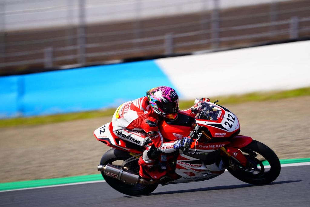 Pebalap Astra Honda Racing Team, Muhammad Kiandra Ramadhipa, memacu Honda CBR250RR dalam balapan satu kelas Asia Production 250 Asia Road Racing Championship seri ketiga di Sirkuit Motegi, Jepang, Sabtu (8/6/2024). Ramadhipa yang baru berusia 15 tahun memenangi balapan itu.