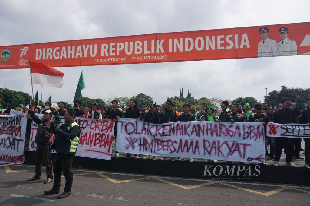 Suasana demonstrasi ratusan pengemudi ojek daring dan mahasiswa terkait kenaikan harga BBM di Alun-alun Purwokerto, Banyumas, Jawa Tengah, Rabu (7/9/2022).