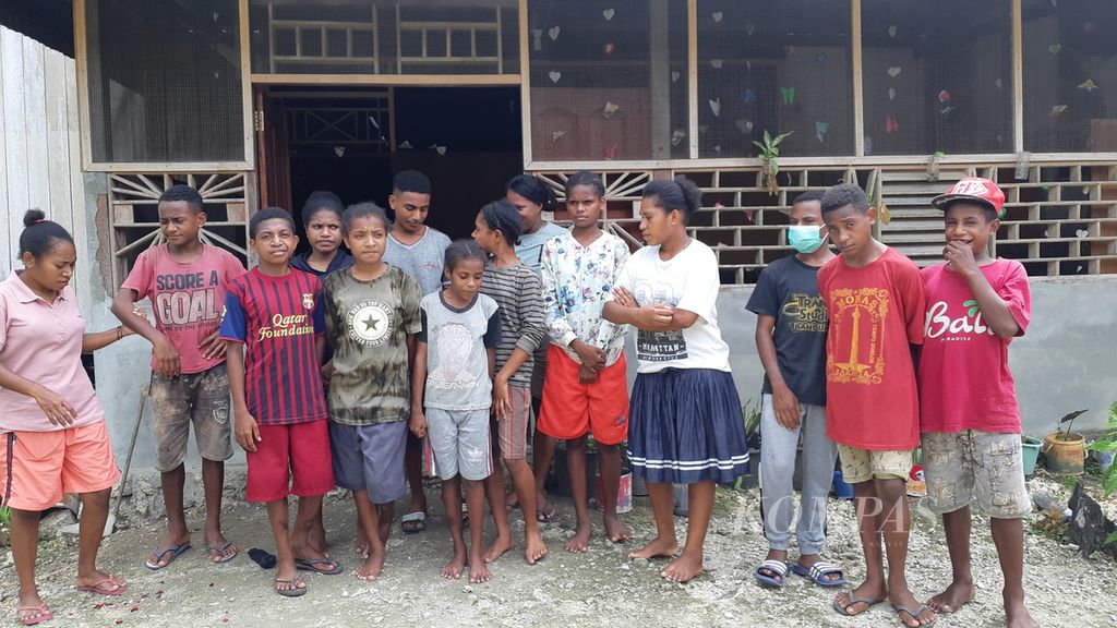Anak asli Papua yang tinggal di asrama Santo Don Bosco, Arso, Kabupaten Keerom, Papua, Kamis (5/11/2021). Sekolah berasrama ini milik Yayasan Pendidikan dan Persekolahan Katolik.
