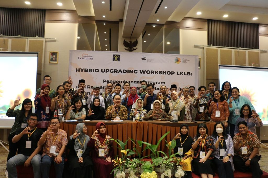 Madrasah teachers under the leadership of Muhammadiyah Central Java and teachers from Tritunggal Christian School in Semarang participated in a cross-cultural Religious Literacy workshop in Semarang, Central Java, held by the Leimena Institute on March 17-19, 2023.