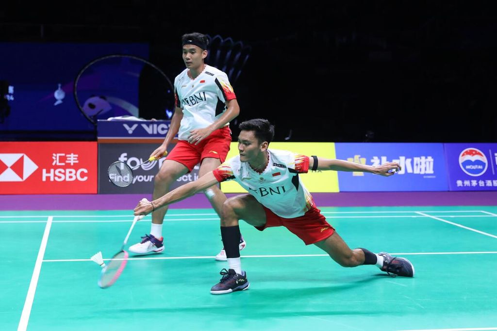 The men's doubles pair of Bagas Maulana/Muhammad Shohibul Fikri faced Chinese opponents, He Ji Ting/Ren Xiang Yu, in the finals of the Thomas Cup at Chengdu Hi Tech Zone Sports Center Gymnasium, China, on Sunday (5/5/2024). He/Ren emerged victorious with a score of 21-11, 21-15.