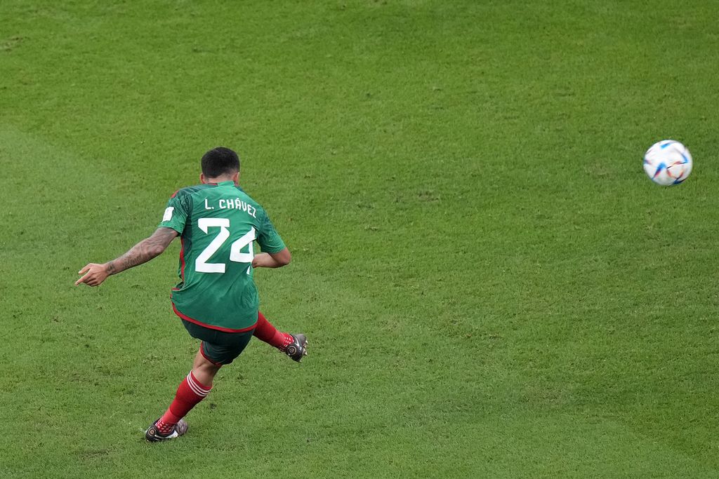 Pemain Meksiko, Luis Chavez, mencetak gol kedua Meksiko melalui tendangan bebas pada laga terakhir Grup C di Stadion Iconic, Lusail, Kamis (1/12/2022) dini hari WIB.