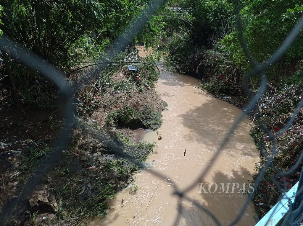 Sedimentasi di kiri dan kanan daerah aliran Sungai Cibanten di Kota Serang, Banten, Rabu (2/3/2022). Selain bangunan, sungai itu menjadi tempat pembuangan sampah. Jamak dijumpai sampah dalam kantong plastik di tepi sungai.