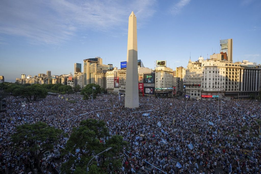 Ratusan ribu orang Argentina memadati kawasan Obelisk di ibu kota Buenos Aires merayakan keberhasilan tim nasional mereka menang 3-0 atas Kroasia di semifinal Piala Dunia Qatar, Selasa (13/12/2022). Mereka bergembira di tengah krisis ekonomi yang menghimpit.