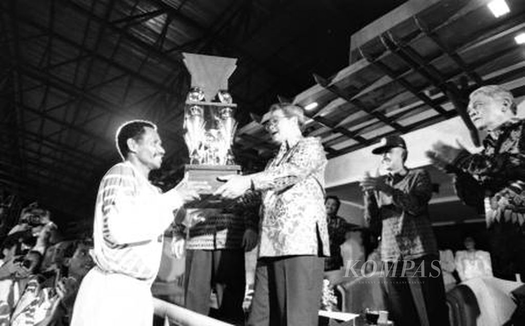 Pelita Jaya Senin menerima Piala Wakil Presiden lambang kebesaran sepak bola Galatama yang diserahkan Ketua Umum PSSI Kardono di Stadion Lebak Bulus. (27/08/1990)