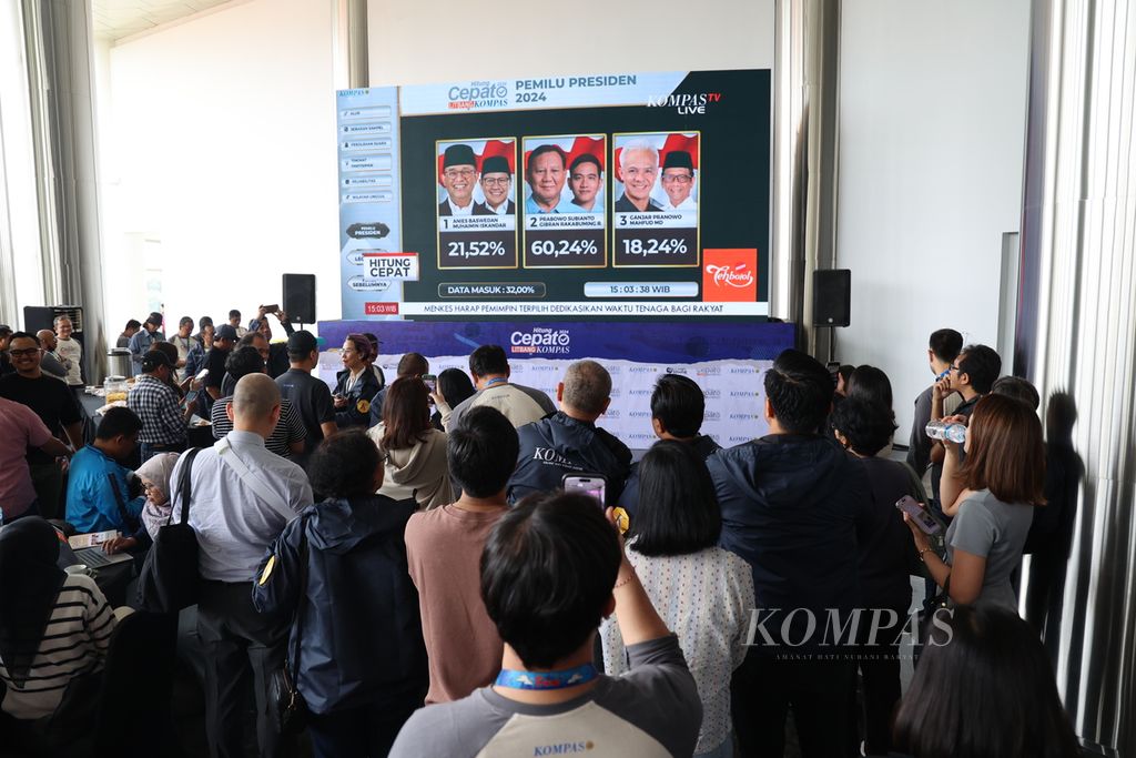 Jajaran pemimpin harian <i>Kompas</i> dan tamu undangan menyaksikan layar yang menampilkan hasil hitung cepat 2024 Litbang <i>Kompas </i>di Menara Kompas, Jakarta, Rabu (14/2/2024). 