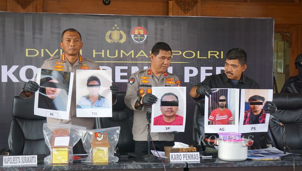 Kepala Biro Penerangan Masyarakat Polri Brigadir Jenderal (Pol) Ahmad Ramadhan (tengah) menunjukkan wajah para tersangka dalam kasus bom bunuh diri Polsek Astanaanyar, di Polres Kota Surakarta, Jawa Tengah, Jumat (4/8/2023).
