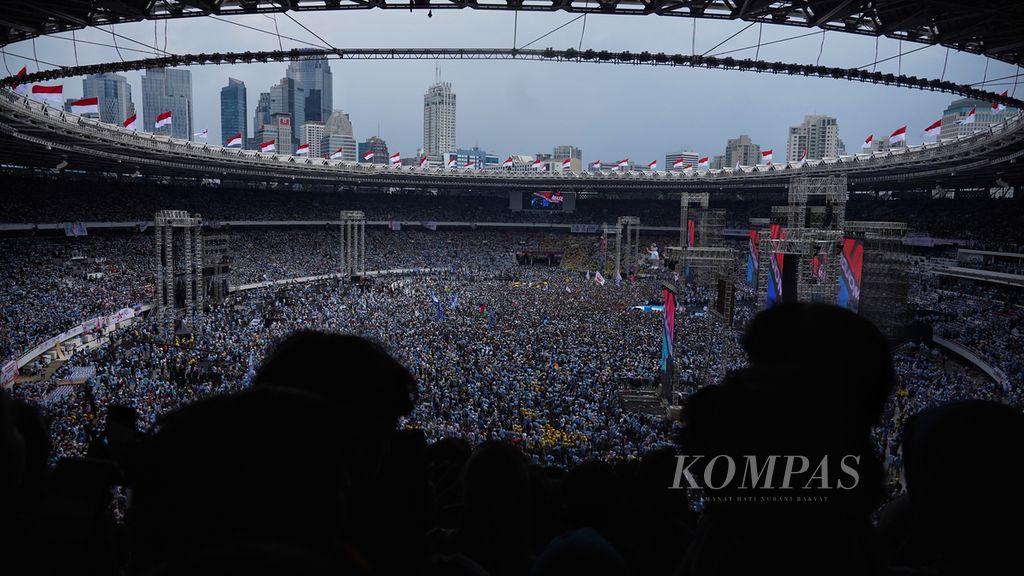 Pendukung calon presiden Prabowo Subianto-Gibran Rakabuming Raka saat acara kampanye Pesta Rakyat Prabowo-Gibran di dalam Stadion Gelora Bung Karno, Jakarta, Sabtu (10/2/2024). Kampanye akbar pasangan capres-cawapres di Pemilu 2024 ini dihadiri ribuan masaa pendukungnya. 