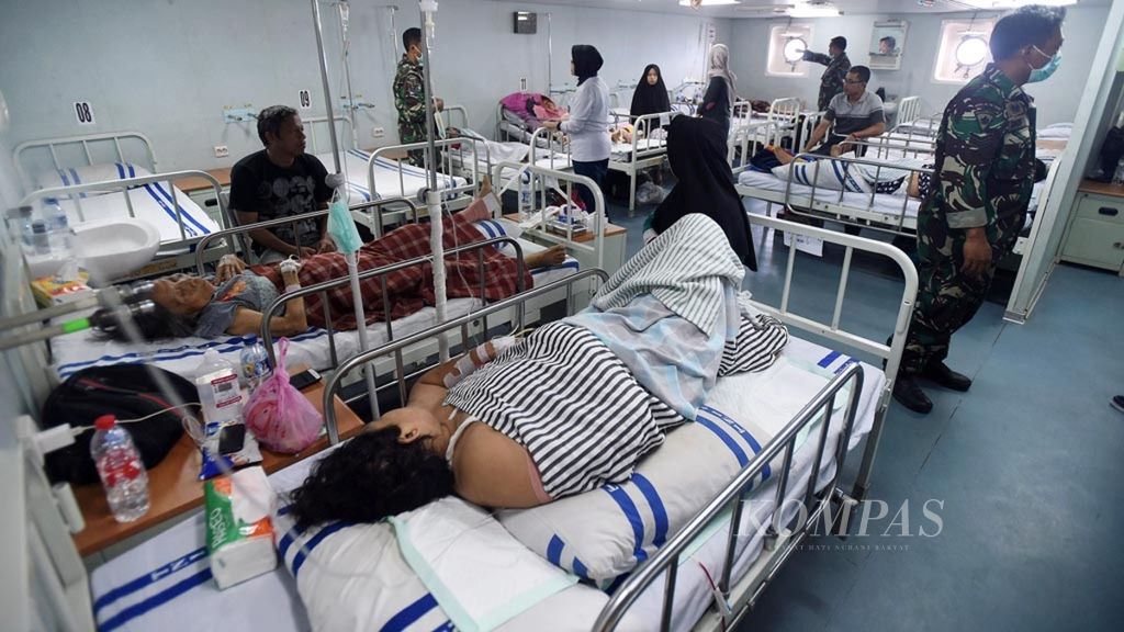 Korban gempa dan tsunami dirawat di Rumah sakit terapung KRI dr Soeharso (990) yang sandar di Pelabuhan Pantoloan, Kota Palu, Jumat (5/10/2018). Rumah sakit terapung tersebut untuk memberikan dukungan medis termasuk operasi bagi korban gempa dan tsunami.