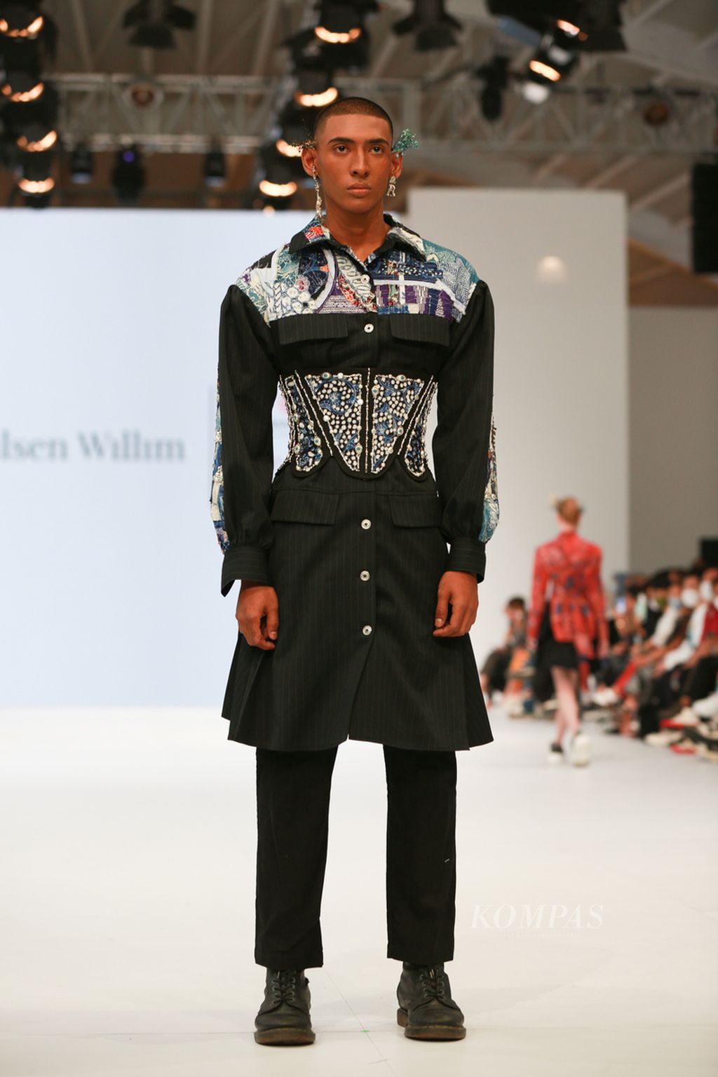  Karya desainer Wilsen Willim kolaborasi dengan Warisan Budaya Indonesia dan Cita Tenun Indonesia di gelaran Jakarta Fashion Week 202, di Pondok Indah Mall, Jakarta. 