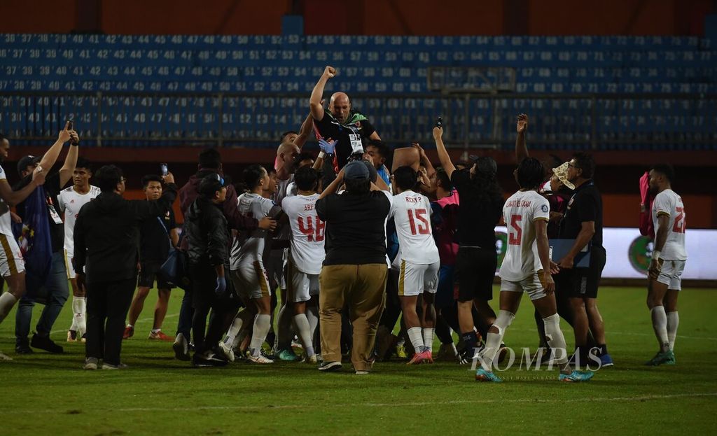 Pemain dan ofisial tim PSM Makassar mengangkat Pelatih Bernardo Tavares Fernando Jose seusai mengalahkan Madura United, 3-1, pada laga pekan ke-32 BRI Liga 1 2022-2023 di Gelora Madura Ratu Pamelingan, Pamekasan, Jawa Timur, Sabtu (31/3/2023). Kemenangan ini memastikan PSM Makassar menjuarai BRI Liga I. 