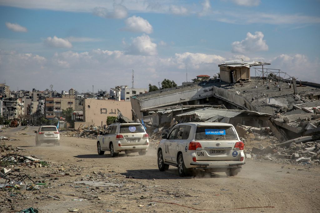 Mobil PBB melaju di tengah bangunan yang hancur akibat serangan Israel di Kota Gaza, 25 Maret 2024. 