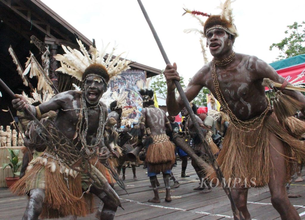 Sejumlah penari tradisional Asmat meramaikan pembukaan Lelang ukiran Asmat dalam rangkaian acara Pesta Budaya Asmat ke-27 tahun 2011 di Agats, Asmat, Papua, Selasa (25/10/2011).
