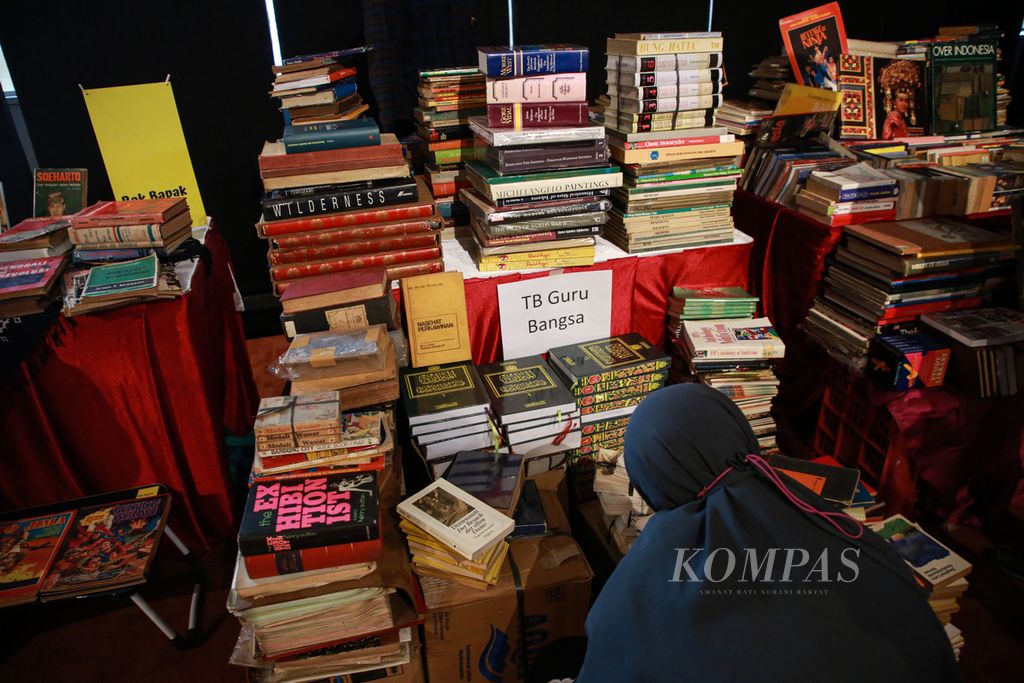 Pengunjung berburu buku yang dijual dalam bazar buku di acara pameran buku dan komik langka di Perpustakaan Nasional RI di Jakarta, Senin (29/8/2022).