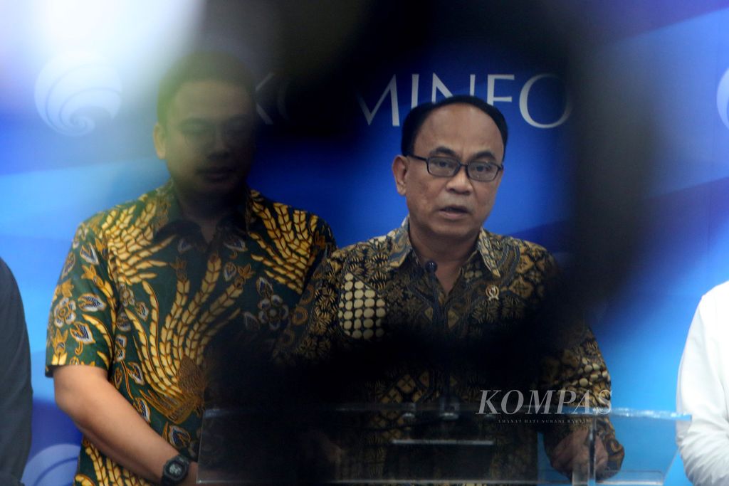 Menteri Komunikasi dan Informatika Budi Ari Setiadi menjawab pertanyaan wartawan seusai penandatanganan pakta integritas dan deklarasi dukungan pemberantasan judi daring oleh 11 Asosiasi dan Perhimpunan Sistem Pembayaran Nasional di kantor Kementerian Kominfo, Jakarta Pusat, Rabu (28/8/2024). 