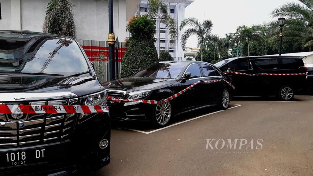Beberapa mobil yang disita dari tersangka kasus dugaan korupsi PT Asuransi Jiwasraya (Persero) terparkir di Gedung Bundar Kejaksaan Agung, Jakarta, Kamis (16/1/2020). 