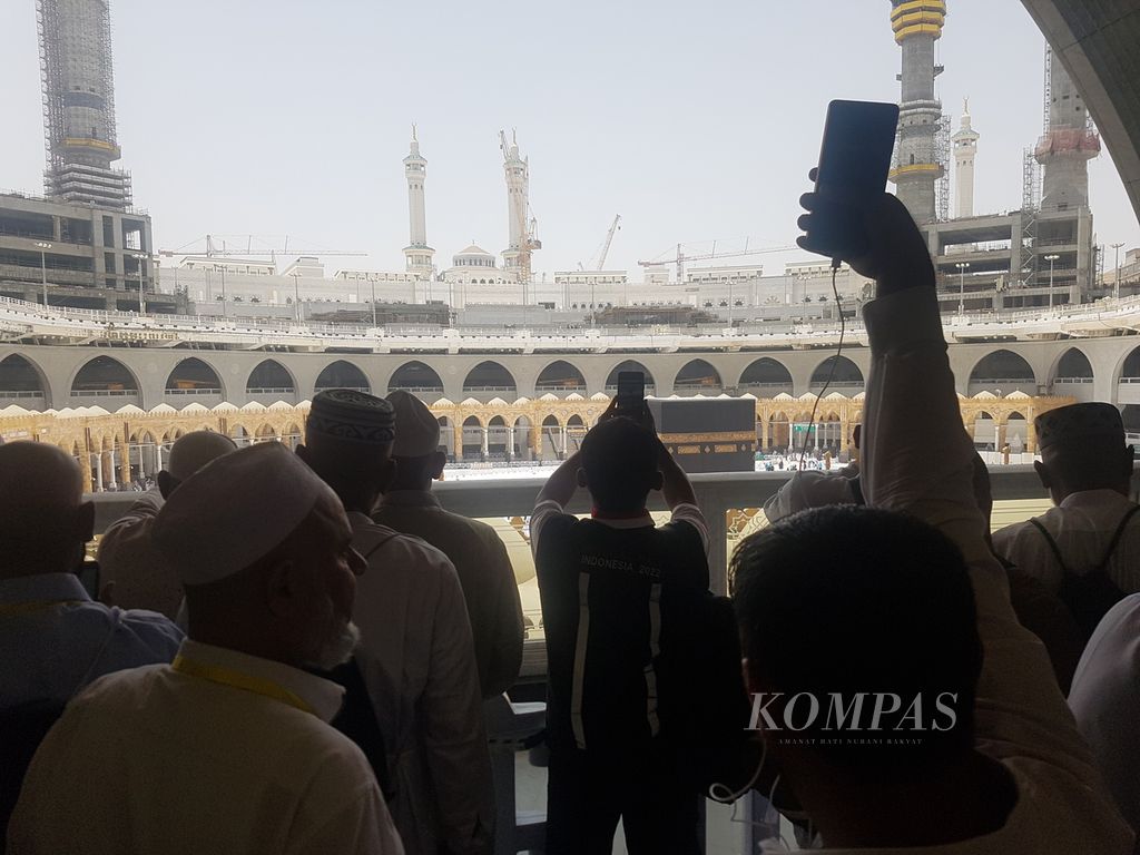 Jemaah memotret Kabah seusai melakukan shalat Jumat di Masjidil Haram di Mekkah, Arab Saudi, Jumat (17/6/2022). Selama musim haji, banyak jemaah yang memilih shalat Jumat di masjid ini sambil melaksanakan tawaf.